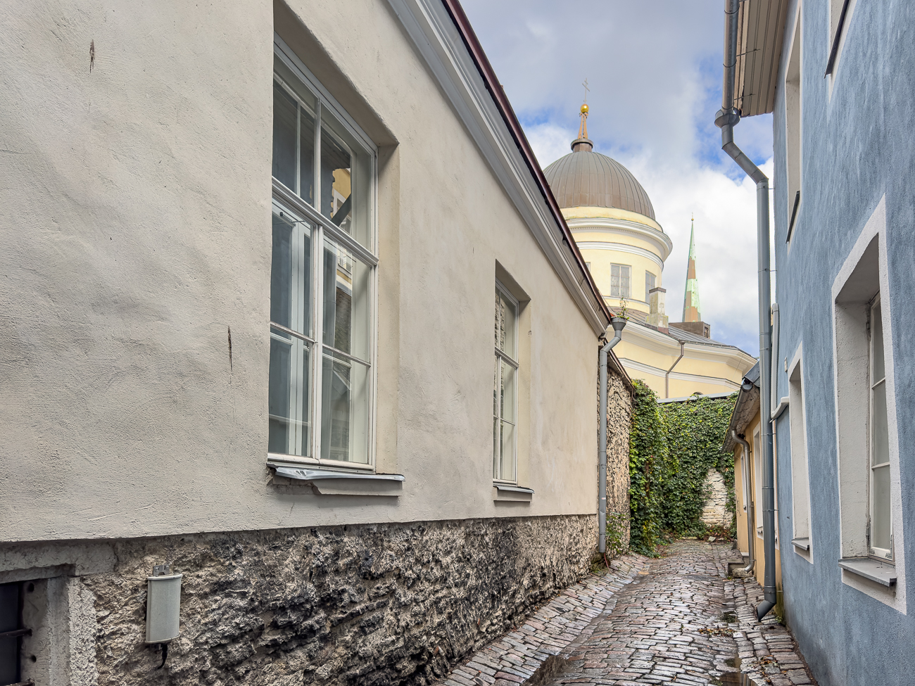 Hinter der engen Gasse versteckt sich die Kirche des Heiligen Nikolaus des Wundert&auml;ters