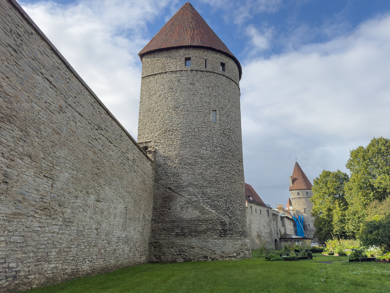 Weitere sch&ouml;ne Wehrt&uuml;rme, von der Au&szlig;enseite der Stadtmauer aus gesehen