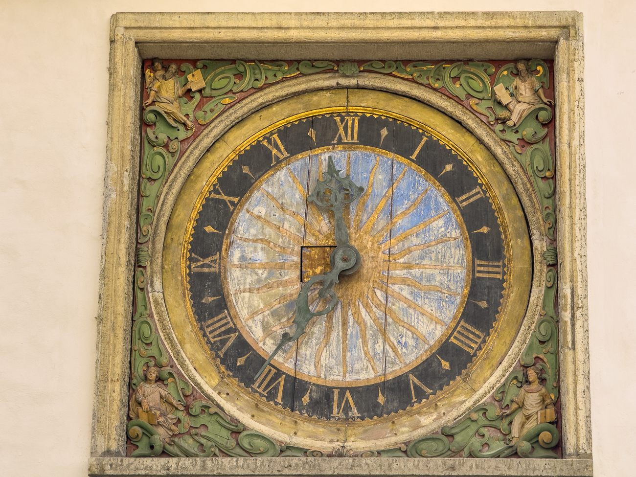 &Auml;lteste h&ouml;lzerne Uhr Europas im Kirchturm eingelassen