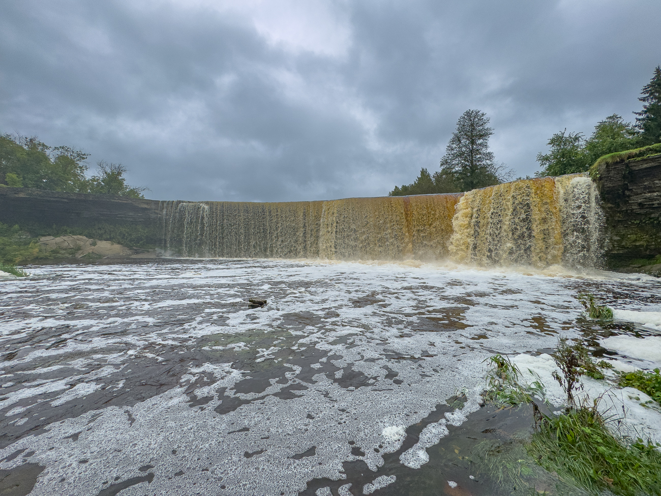 Auch von unten gesehen ist der Wasserfall sch&ouml;n anzusehen
