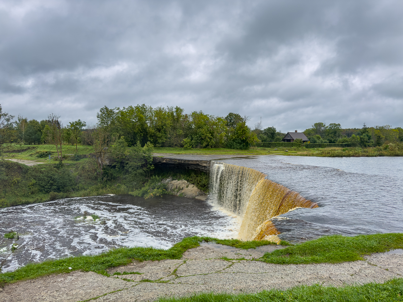 Der J&auml;gala-Wasserfall befindet sich am Unterlauf des J&auml;gala-Flusses in der Gemeinde J&otilde;el&auml;htme, ca. 25 km &ouml;stlich von Tallinn. Der Wasserfall liegt etwa 3 km vor der M&uuml;ndung des Flusses in die Ostsee
