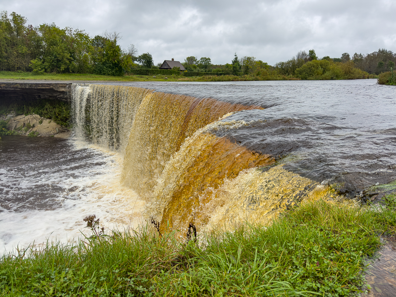 Er ist zwischen 7,8 und 8,1 m hoch und &uuml;ber 50 m breit. Durch die Kraft des Wassers wird seine Kante aus Kalkstein jedes Jahr um etwa 3 cm abgebrochen. Besonders im Fr&uuml;hling und im Herbst, wenn der Fluss viel Wasser f&uuml;hrt, und im Winter, wenn der Wasserfall (teilweise) zufriert, bietet sich dem Betrachter ein beeindruckendes Bild