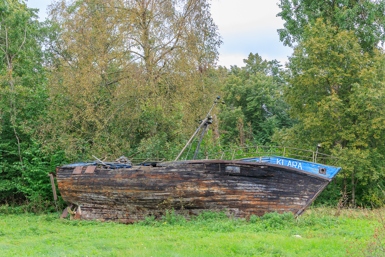 Irgendwo unterwegs liegt ein Schiff am Stra&szlig;enrand