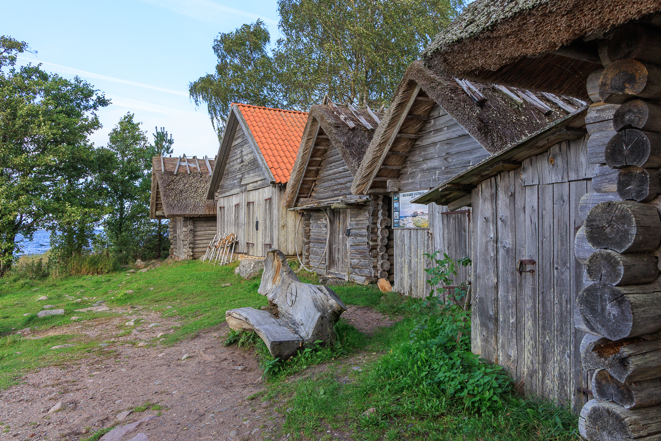 Altja ist ein historisches Strand- und Fischerdorf in der estnischen Gemeinde Haljala im Kreis L&auml;&auml;ne-Viru. Es befindet sich direkt an der Ostsee in einer Naturlandschaft im Nationalpark Lahemaa. Das Dorf hat heute 28 Einwohner (Stand: 2006). Bis zur Kommunalreform von 2017 geh&ouml;rte Altja zur Landgemeinde Vihula.