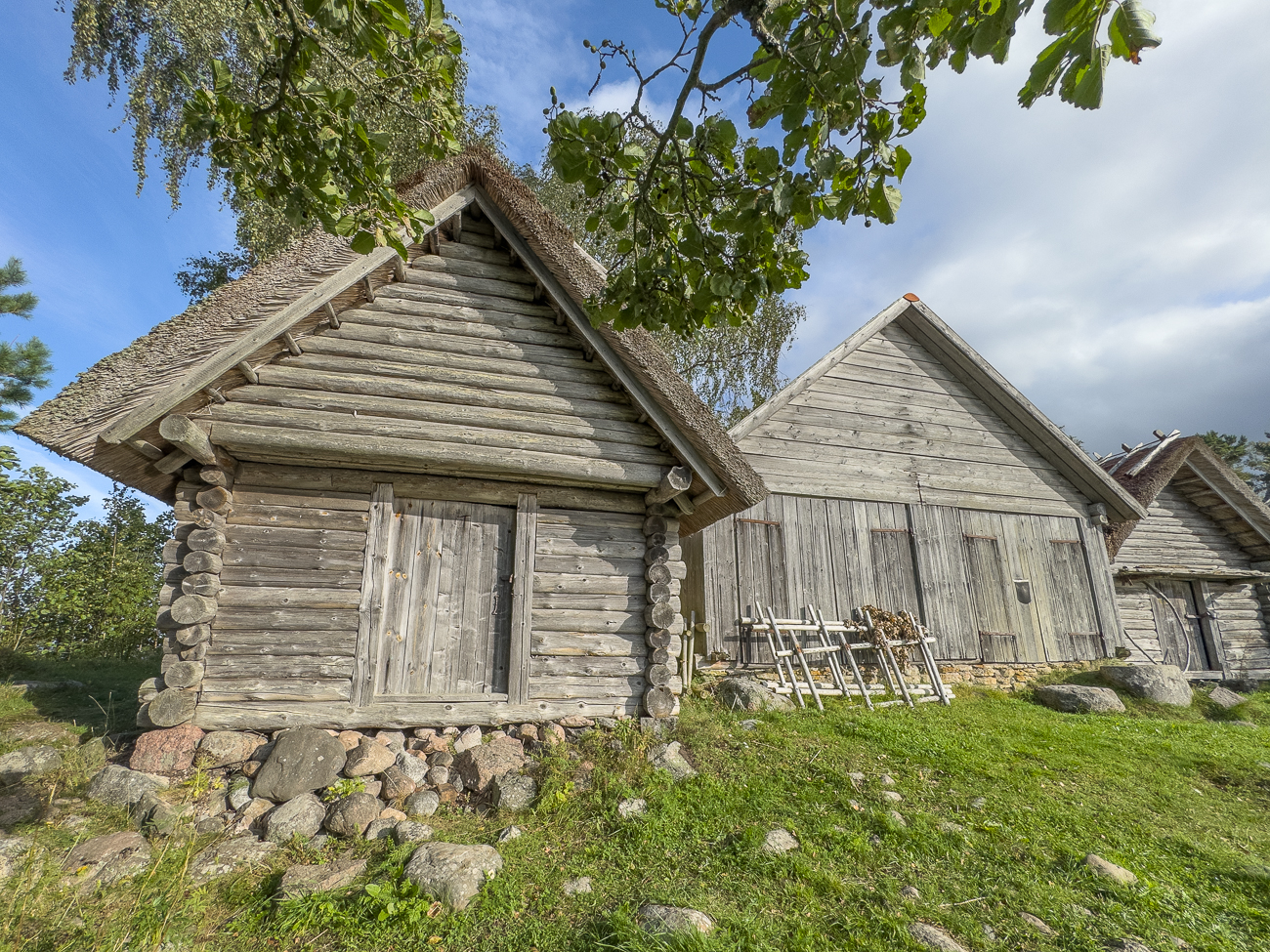 Die Geschichte von Altja geht bis ins 15. Jahrhundert zur&uuml;ck. Der Ort ist heute mit seiner historischen Fischerkultur ein beliebtes touristisches Ausflugsziel. Ein reetgedeckter historischer Krug (Altja k&otilde;rts) bietet traditionelle estnische Speisen an. Auf einer Landzunge sind die alten Netzschuppen und Scheunen der Fischer zu sehen, die 1973/74 renoviert wurden. In der N&auml;he befinden sich zahlreiche Wanderwege. 