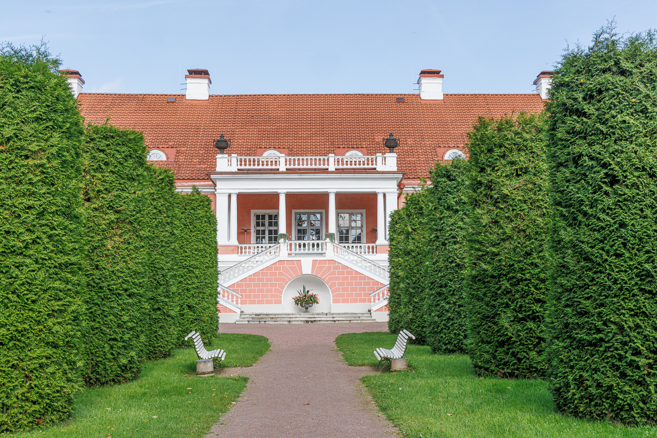 Der Komplex ist dank seiner erhaltenen Vollst&auml;ndigkeit selten: es gibt eine gro&szlig;e Anzahl an Nebengeb&auml;uden mit instandgesetzten Wegen, Alleen, Teichen und dem Park. Der Komplex wurde im Auftrag des staatlichen Forstamtes saniert, der den Gutshof auch verwaltet.