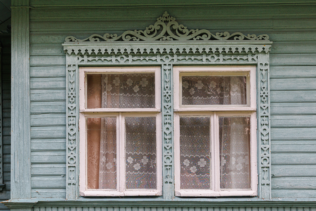 Verzierte Holzfenster an den Geb&auml;uden