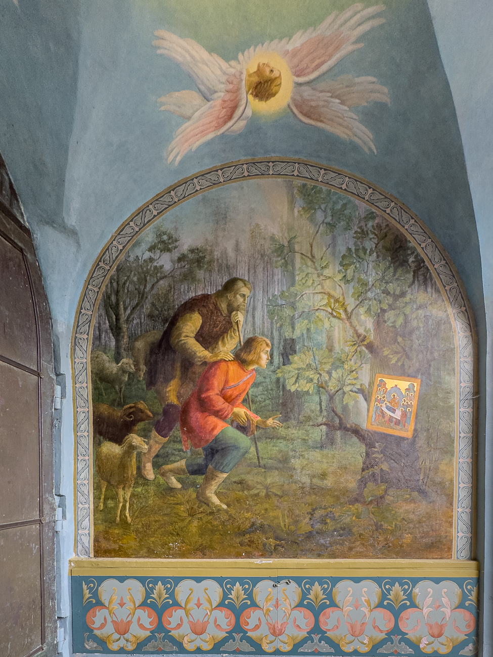 Wandgem&auml;lde an der Kirche im Eingangsbereich der Anlage