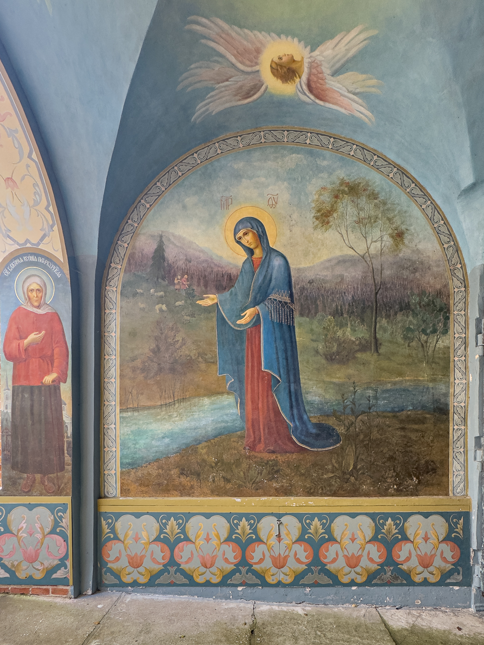Wandgem&auml;lde an der Kirche im Eingangsbereich der Anlage