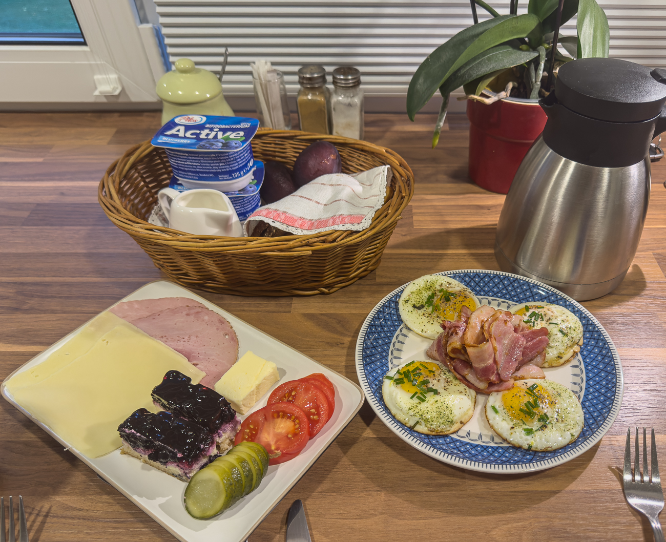 Unser Fr&uuml;hst&uuml;ck, von der Wirtin serviert