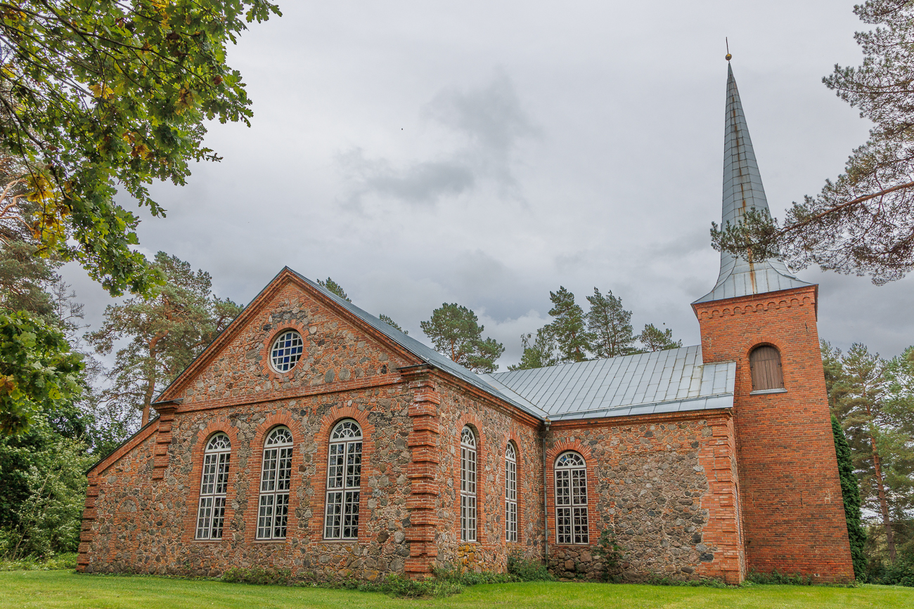 In der Ortschaft Alatskivi k&ouml;nnen Sie neben dem Schloss auch die Kirche von Alatskivi (1636) besuchen. Die auf dem H&uuml;gel Kirikum&auml;gi stehende Kirche, die eine interessante Bauweise hat, wurde von dem Gutsherrn Stackelberg in den Jahren 1777&ndash;1782 errichtet.