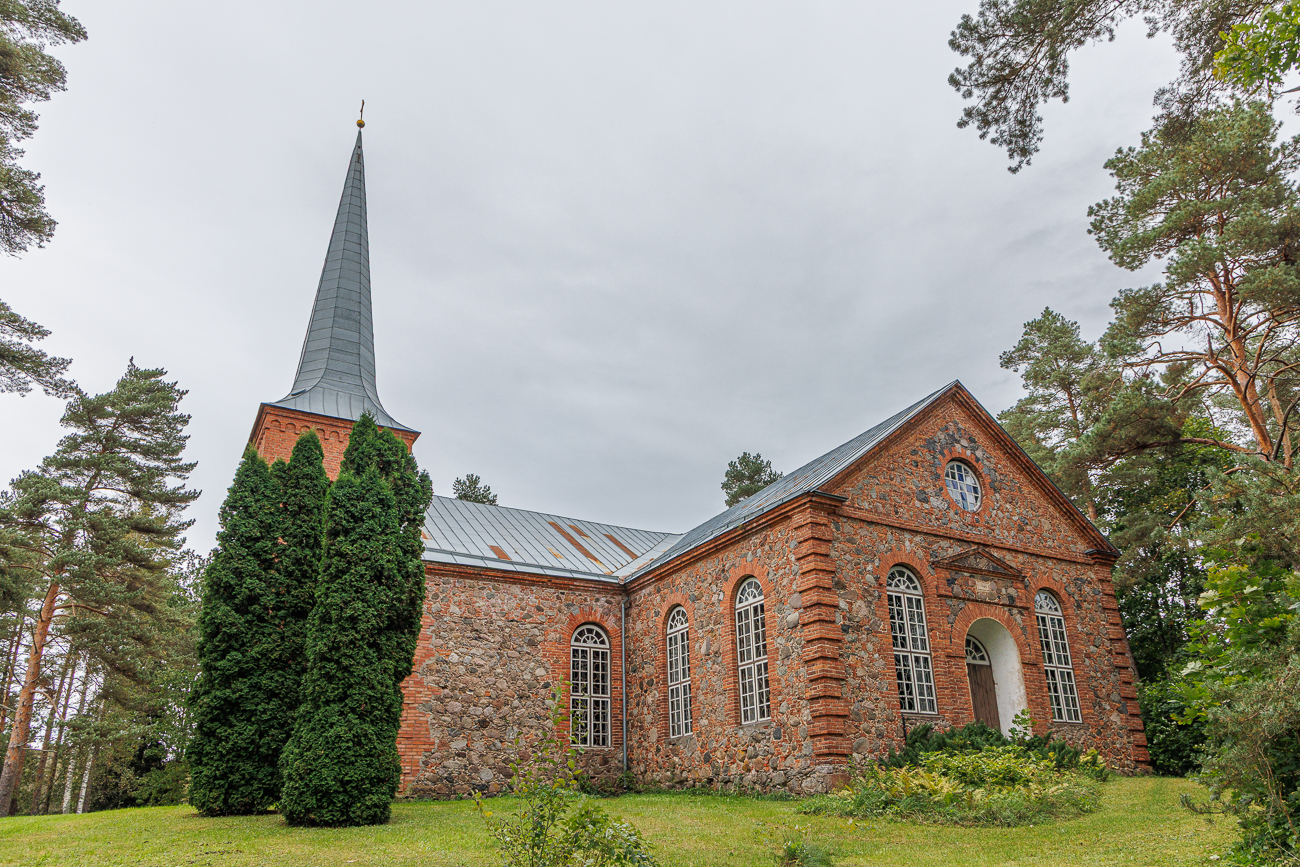 Sp&auml;ter wurde sie etwas umgebaut und der Grundriss kreuzf&ouml;rmig gestaltet. Der Altar der Kirche ist mit dem Gem&auml;lde von W. Nolcken &bdquo;Das heilige Abendmahl&ldquo; verziert. Die Orgel wurde 1868 von M&uuml;llerstaedt hergestellt.