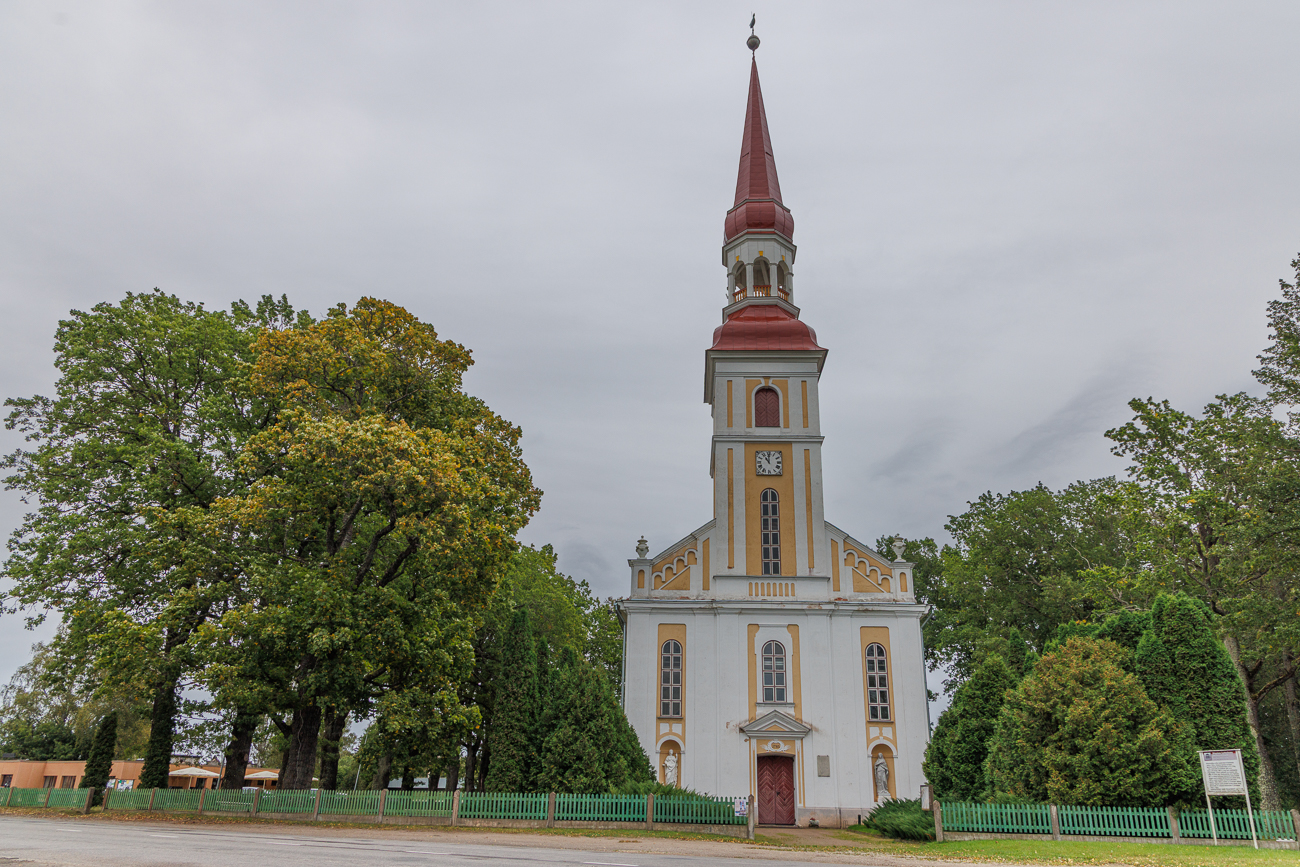 Die f&uuml;r den Erzengel Michael gewidmete Kirche wurde im Jahre 1785 gebaut. Die Kirche liegt am Stausee von R&auml;pina, wo sich ein wundersch&ouml;ner Ausblick auf das Schloss Sillap&auml;&auml; und den Park er&ouml;ffnet. Die im sp&auml;t-barocken Stil gebaute Kirche besteht aus Bruchstein und ist mit Verputz bedeckt. An der Vorderseite der Kirche gibt es Skulpturen aus derselben Zeit und sie symbolisieren Hoffnung und Liebe.Der wertvollste Besitz der Kirche, ein zweiteiliges Altargem&auml;lde "Jesus erscheint Maria Magdalena" und "Das Begr&auml;bnis Jesu" wurde von Carl Antropoff im Jahre 1871 gemalt.