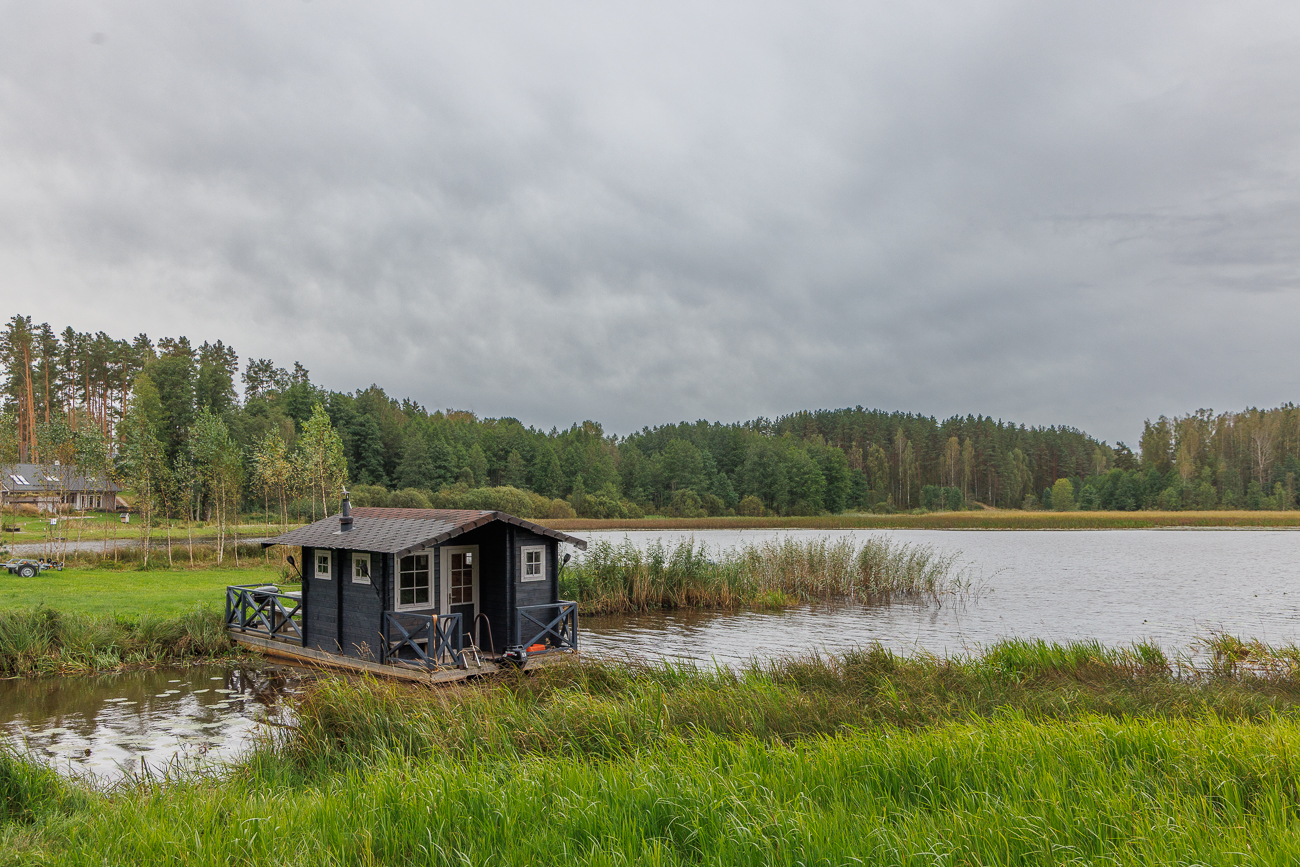 H&uuml;tte mit Grill am Ufer des Sees &Otilde;rsava