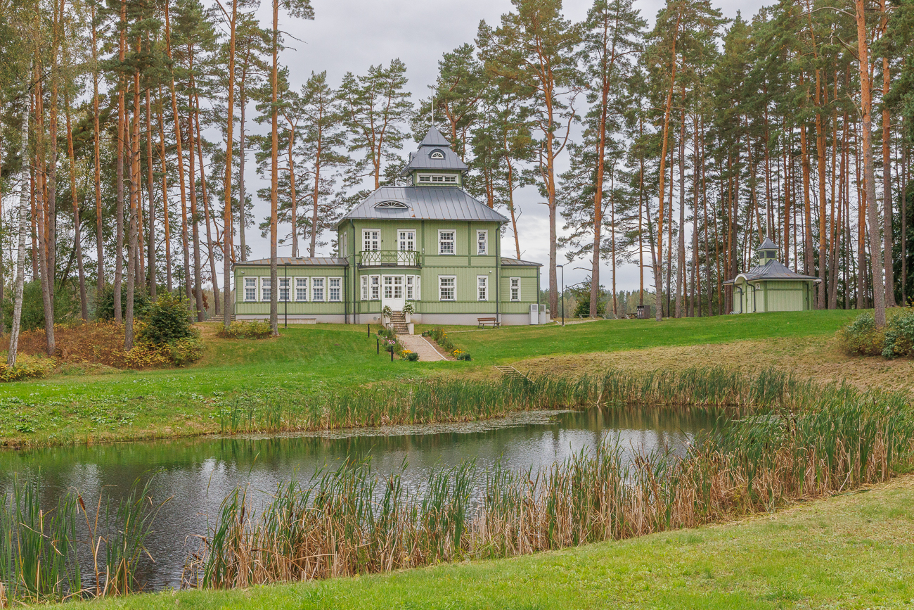 Am Ufer des Sees &Otilde;rsava liegt die ehemalige Sommerresidenz von General Nikolai Reek, die im Jugendstil erbaut wurde. Es handelt sich dabei um eine architektonische Perle des ehemaligen n&ouml;rdlichen Lagers der estnischen Armee in Petseri, die originalgetreu wiederaufgebaut wurde.