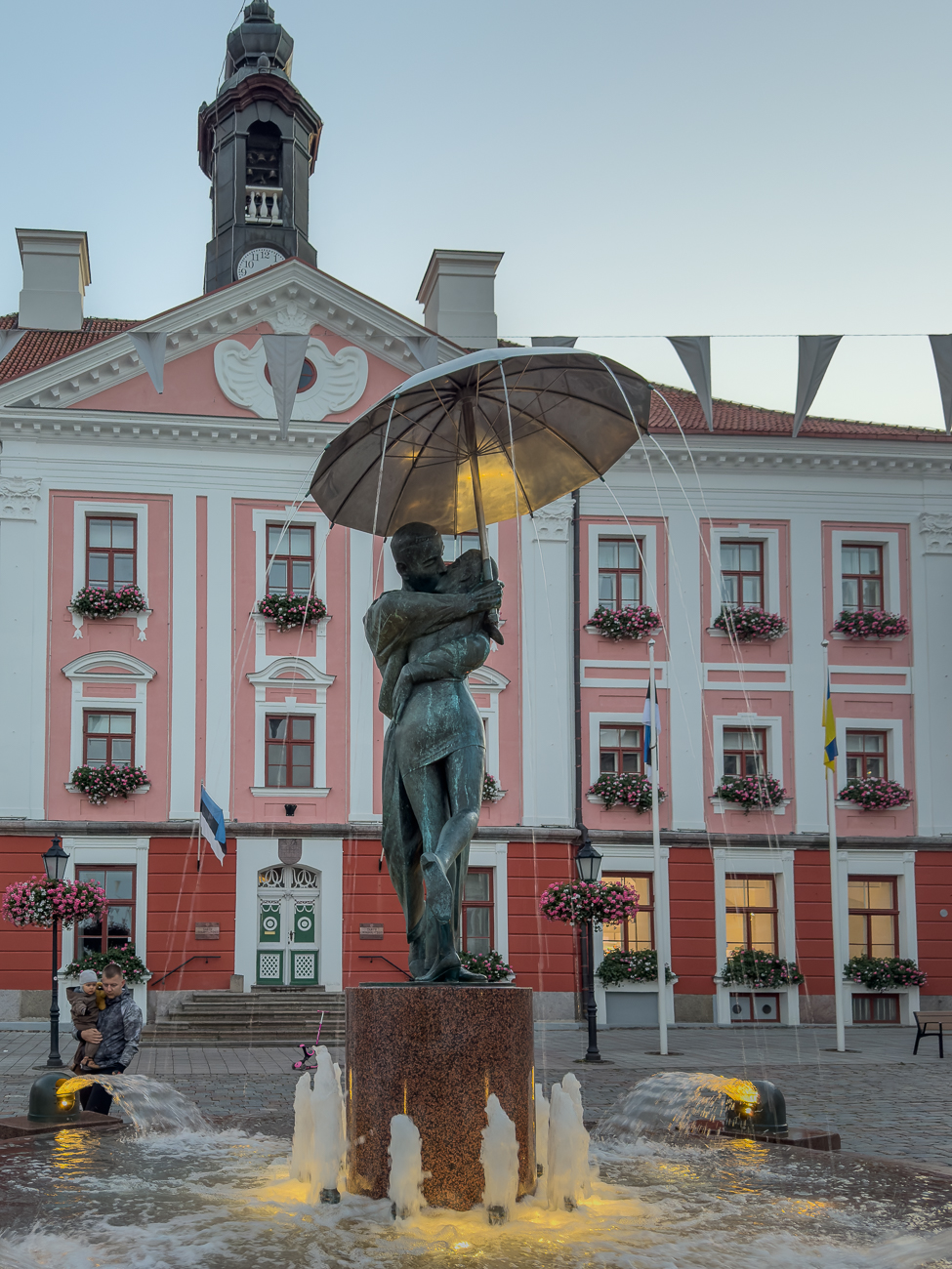 Die Brunnenskulptur &bdquo;K&uuml;ssende Studenten&ldquo; ist eines der Hauptwahrzeichen der Stadt Tartu. Bereits 1948 befand sich am selben Ort ein beliebter Springbrunnen: anl&auml;sslich von Hochzeiten kreisten um den Brunnen Hochzeitsz&uuml;ge, es wurde im Brunnen auch gebadet.