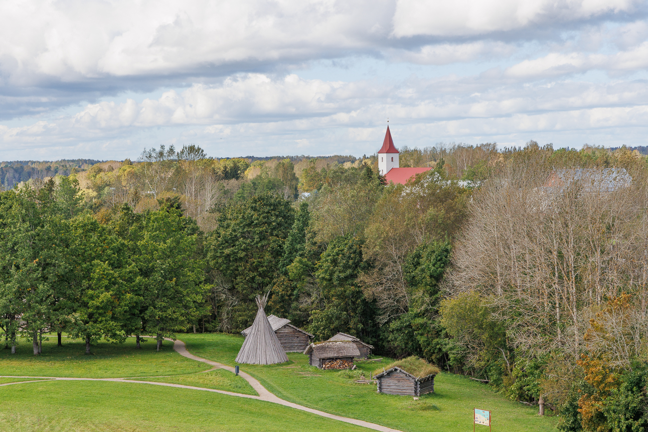 Blick vom Turm auf das Bauernhofmuseum und die Kirche von Rõuge