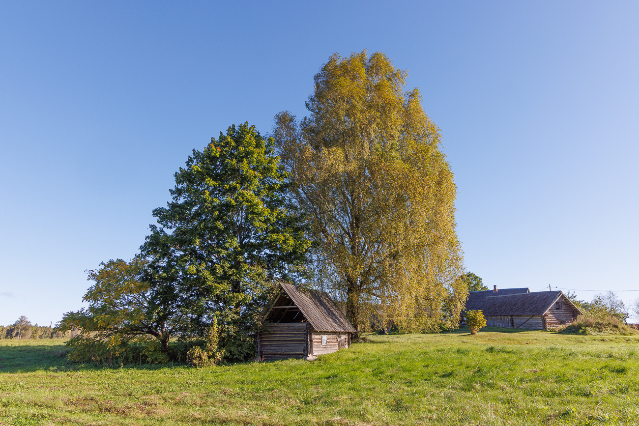 Gehöft am Seeufer