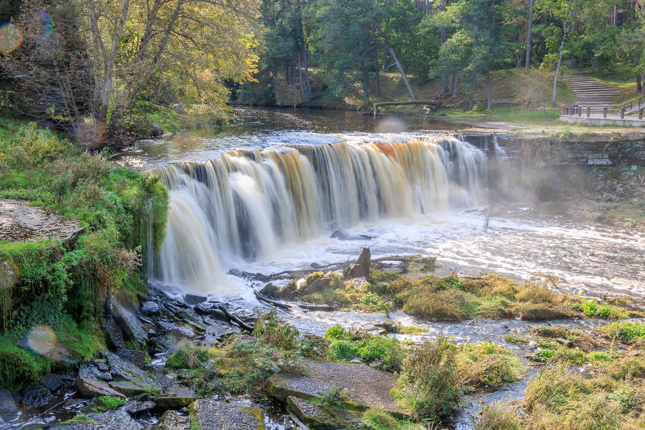 Der Wasserfall ist 6 Meter hoch und einige Dutzend Meter breit, so dass er hinsichtlich seiner M&auml;chtigkeit nur von den Wasserf&auml;llen Narva und J&auml;gala &uuml;bertroffen wird