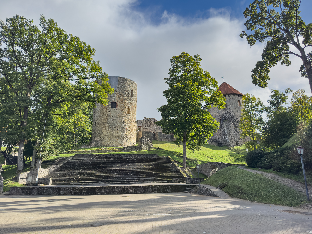 Burg Wenden (lettisch Cẽsu pils) ist die Ruine einer ehemaligen Deutschordensburg in der lettischen Stadt Cẽsis (deutsch Wenden). Mit kurzen Unterbrechungen war sie von 1297 bis 1561 Sitz des livl&auml;ndischen Landmeisters und Verwaltungszentrum des gesamten Ordensbesitzes in Livland.
