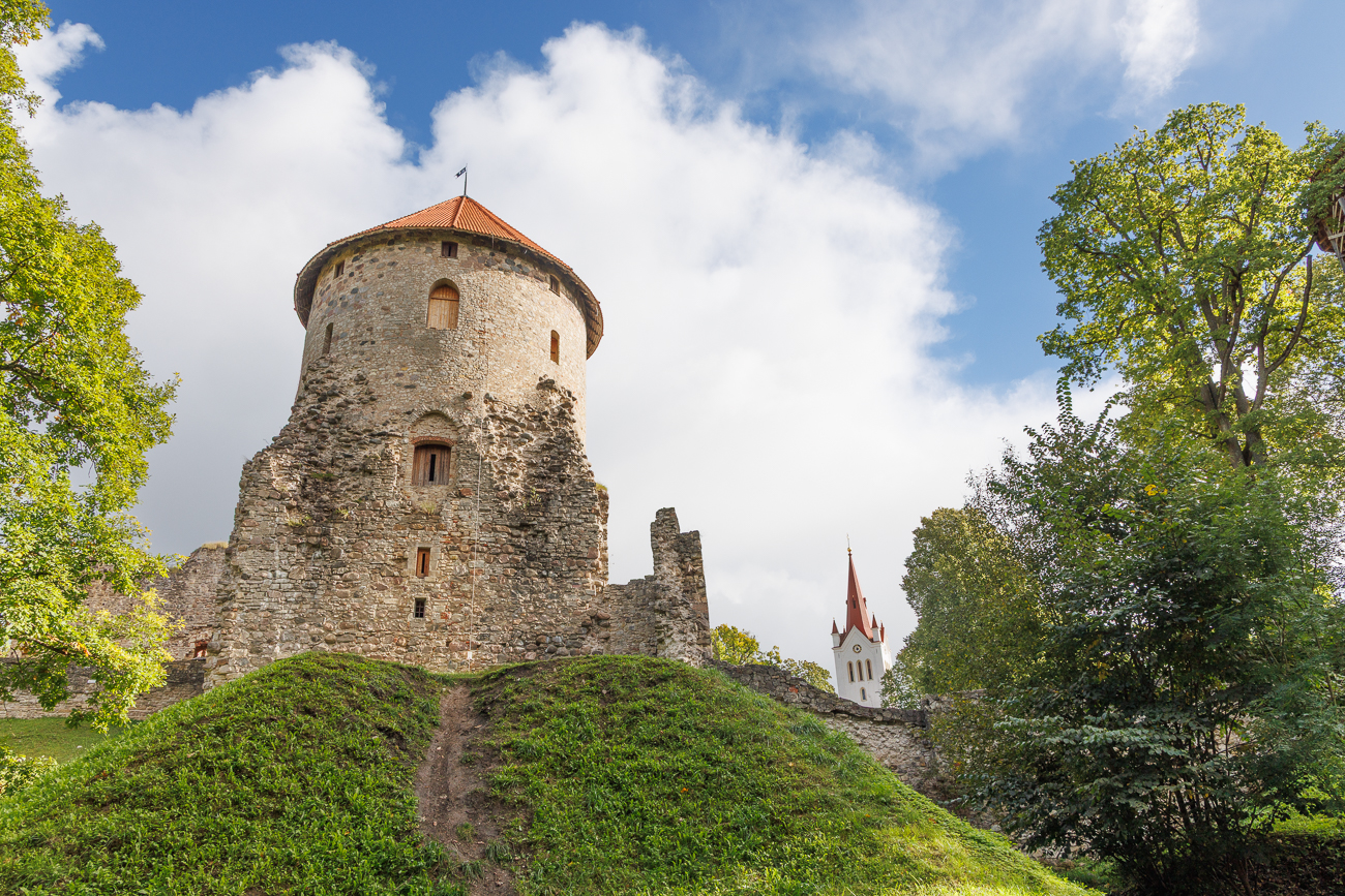 Im Hintergrund die Kirche des Hl. Johannes von Cẽsis