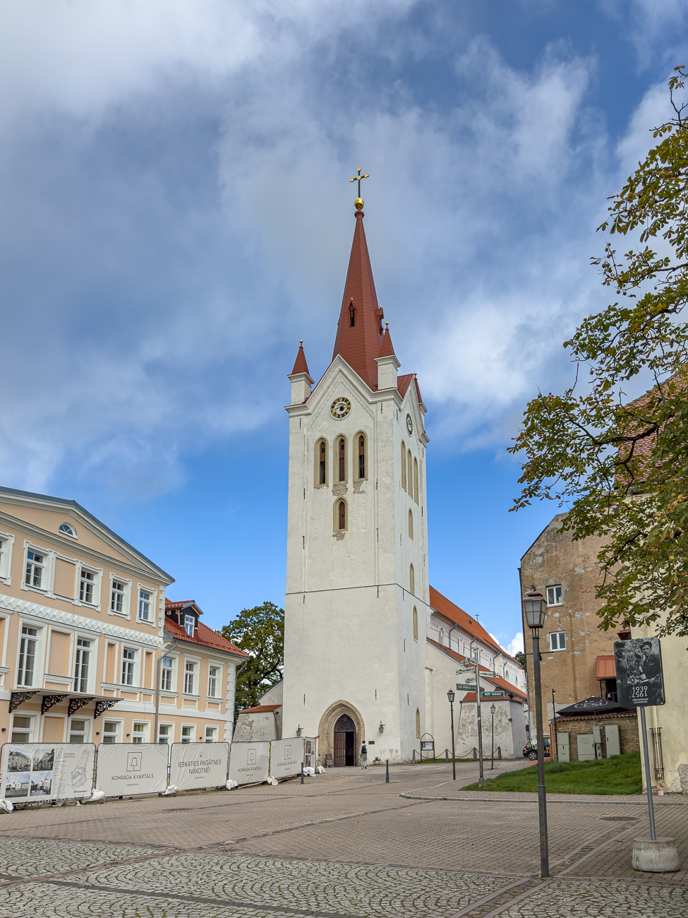 Die St.-Johannis-Kirche von Cēsis (lett. Cēsu Svētā Jāņa baznīca) ist eine evangelisch-lutherische Kirche im Stil der Backsteingotik. Bei dem Bauwerk handelt es sich um die bedeutendste mittelalterliche Basilika Lettlands au&szlig;erhalb Rigas.