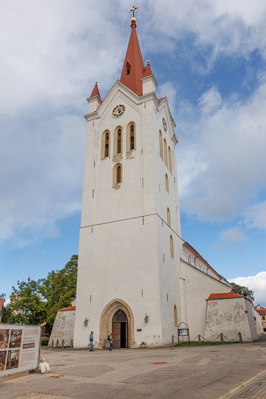 Anfang des 16. Jahrhunderts wurde die Kirche lutherisch und zu einem Zentrum der Reformation. Infolge des livl&auml;ndischen Krieges erlitt das Bauwerk starke Sch&auml;den und wurde rekatholisiert sowie Sitz des Bistums Wenden. Erst in den zwanziger Jahren des 17. Jahrhunderts wurde mit der Eroberung Livlands durch Schweden im Drei&szlig;igj&auml;hrigen Krieg die Kirche wieder lutherisch. Bis 1855 wurde der Gottesdienst ausschlie&szlig;lich in deutscher Sprache gehalten.[2] Danach teilten sich die lettische und deutsche Gemeinde bis 1939 die Kirche.