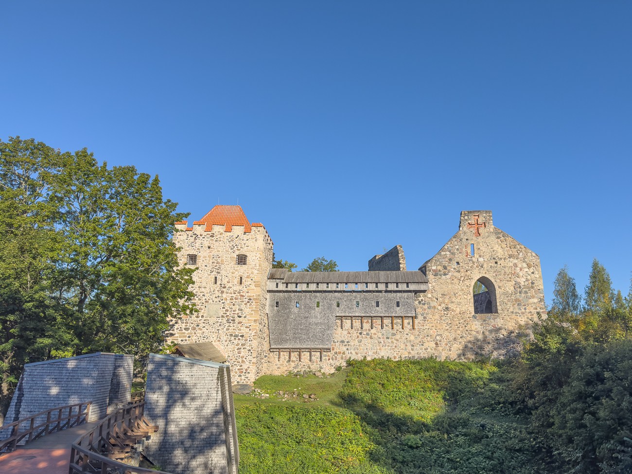 ... dahinter liegt die alte Schwertbr&uuml;derordensburg