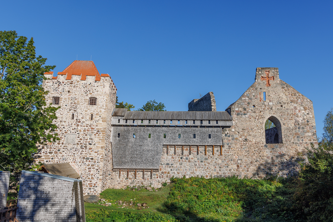 Der Schwertbr&uuml;derorden (lateinisch Fratres miliciae Christi de Livonia, deutsch &bdquo;Br&uuml;der der Ritterschaft Christi von Livland&ldquo;) war ein geistlicher Ritterorden. Er wurde 1202 durch Theoderich von Treiden auf Initiative des Bischofs Albert I. von Riga zur Missionierung von Livland (lettisch Vidzeme) gegr&uuml;ndet. Als erster geistlicher Ritterorden schuf er sich ein eigenes Herrschaftsterritorium &ndash; noch vor dem Deutschen Orden. Nach anf&auml;nglichen Erfolgen in den ersten Jahrzehnten des 13. Jahrhunderts wurde der Orden im Jahre 1237 nach der schweren Niederlage bei Schaulen gegen die Litauer mitsamt seinen verbliebenen Mitgliedern in den Deutschen Orden eingegliedert.