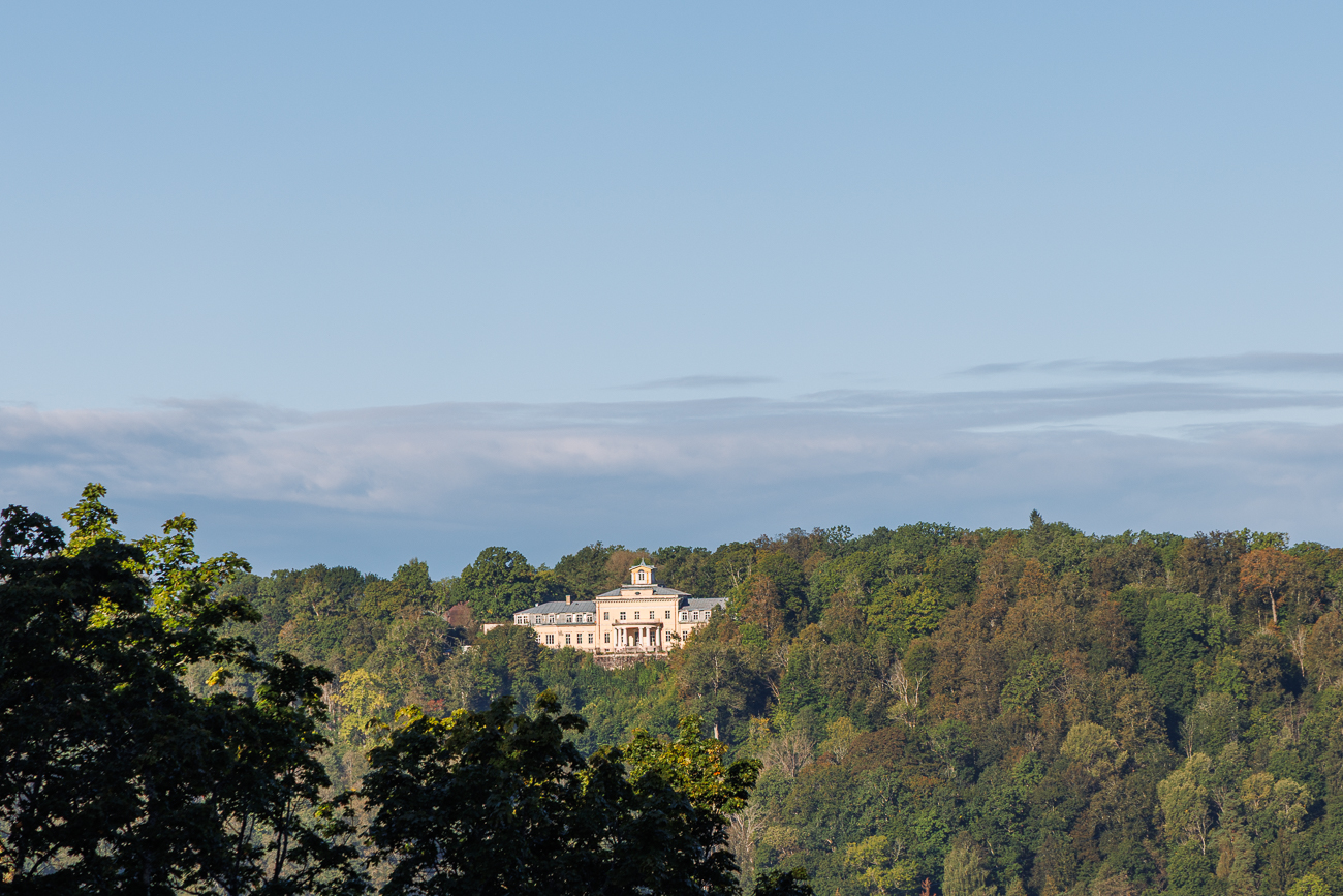 Am Horizont liegt das Schloss Krimulda