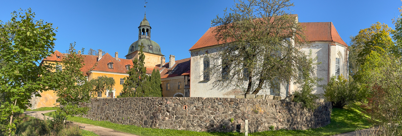 Im 18. Jahrhundert zu einem barocken Schloss umgestaltet, war die Anlage noch bis in das 20. Jahrhundert bewohnt, ehe die Eigent&uuml;mer erst enteignet und dann umgesiedelt wurden. Nach dem Zweiten Weltkrieg als Traktorenwerkstatt genutzt, war dort anschlie&szlig;end von 1963 bis 2017 eine Klinik eingerichtet. Derzeit steht die Anlage leer, der Schlosspark und der Schlossinnenhof sind aber f&uuml;r Besucher ge&ouml;ffnet.