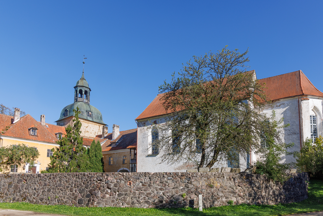 Dem Nordost-Fl&uuml;gel schlie&szlig;t sich nach Osten die 32,4 Meter lange Schlosskirche aus der Zeit der Gotik an. Lange Zeit wurden die Schlossherren aus der Familie von Rosen in der Kirche bestattet. Davon zeugt der noch erhaltene Grabstein des 1590 verstorbenen Georg von Rosen. Weitere Grabsteine &ndash; auch j&uuml;ngeren Datums &ndash; sind im Schlosshof aufgestellt. Das Gotteshaus mit den hohen Spitzbogenfenstern war ehemals dreischiffig und besa&szlig; einen &uuml;berw&ouml;lbten Innenraum, wurde aber nach Besch&auml;digung durch einen Brand in ver&auml;nderter Form wiederaufgebaut. Heute ist sein Langhaus einschiffig und das Gew&ouml;lbe nur noch im Chor erhalten. Von dem ehemaligen Langhausgew&ouml;lbe zeugen aber noch erhaltene Wandpfeiler und Schildbogenreste. Zur Innenausstattung geh&ouml;ren eine bemalte Kanzel aus dem Jahr 1739 und Buntglasfenster in der Apsis, die nach Entw&uuml;rfen des K&uuml;nstlers Sigismunds Vidbergs gefertigt und dort 1940/1941 installiert wurden.