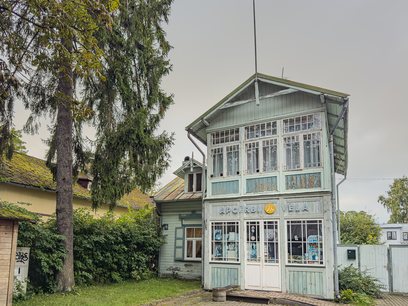 Altes Holzhaus in der Fußgängerzone