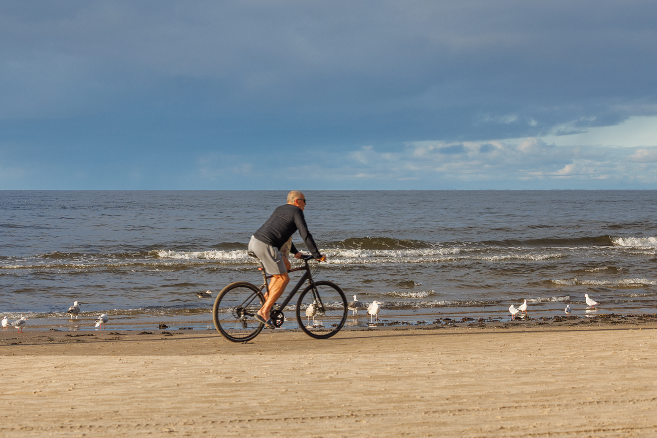 Radfahrer am Strand im Schlichtkleid ;-)