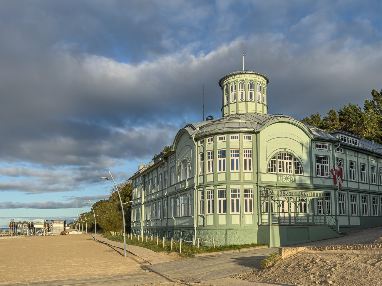 Schönes Holzhaus am Strand