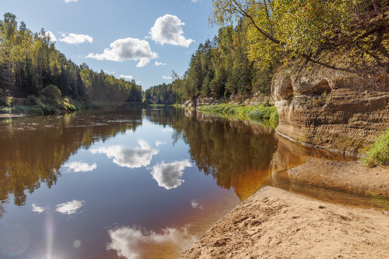 Sandsteinfelsen am Ufer