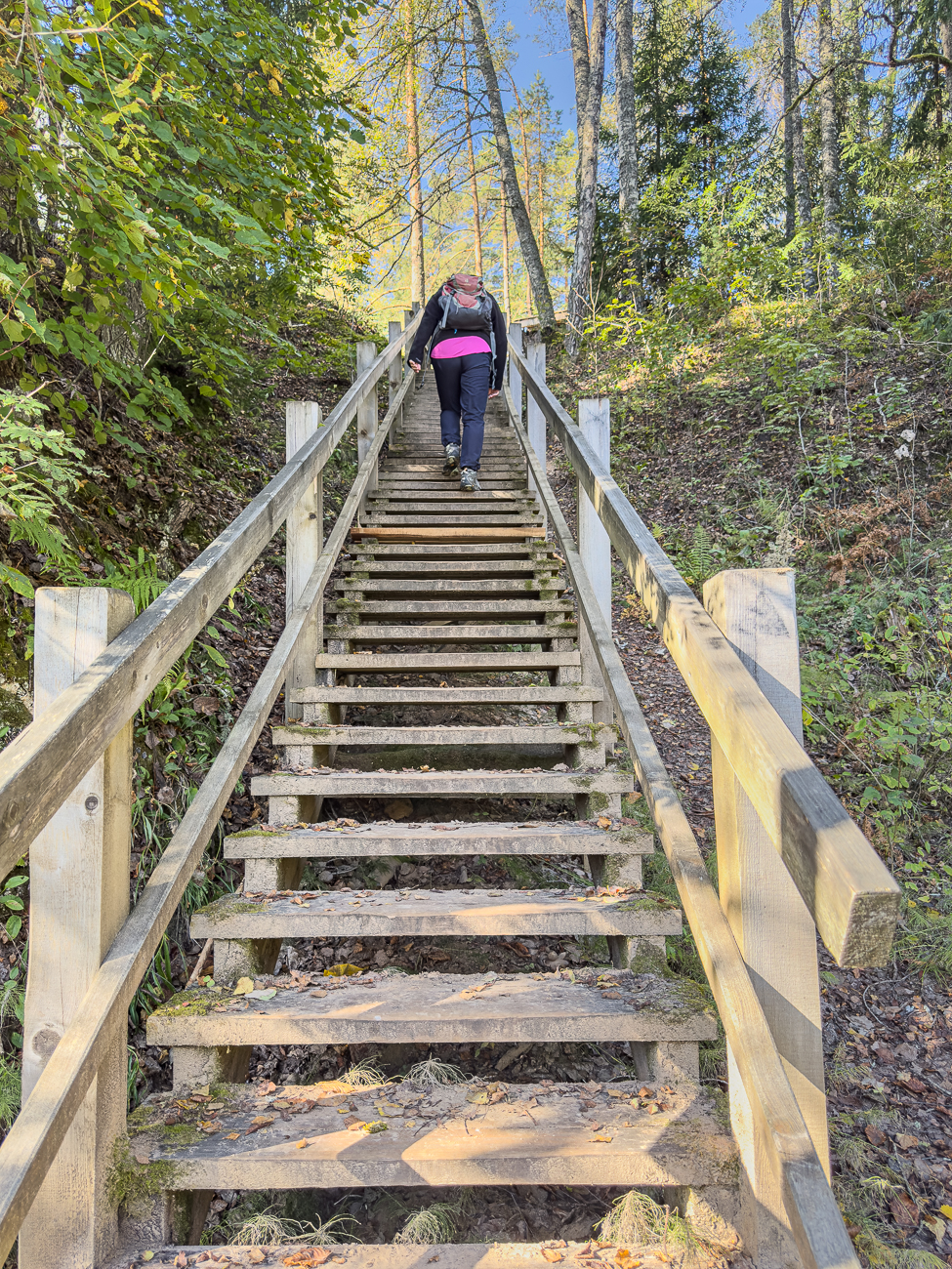 Steile Treppe vom Ufer auf die Felsen hinauf