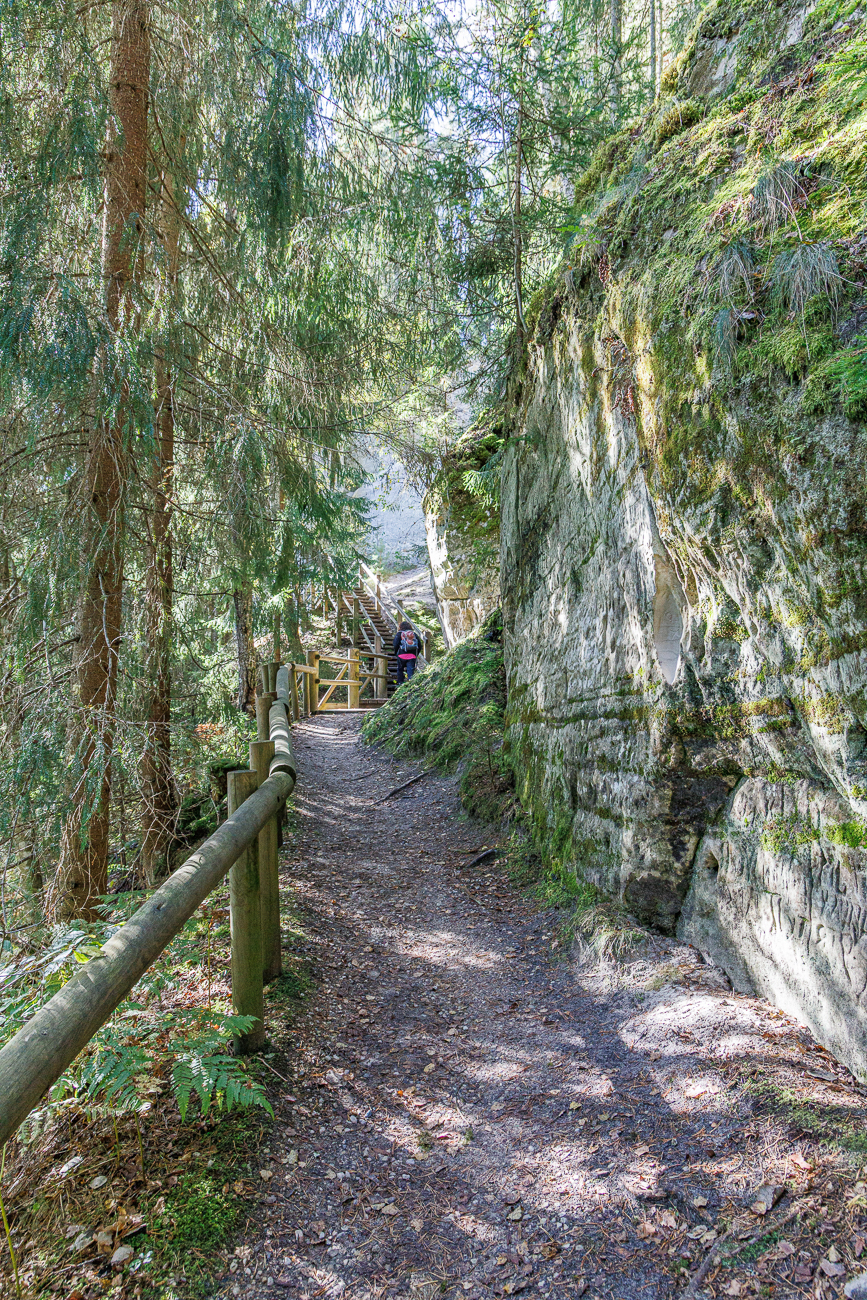 Treppe zwischen den Felsen