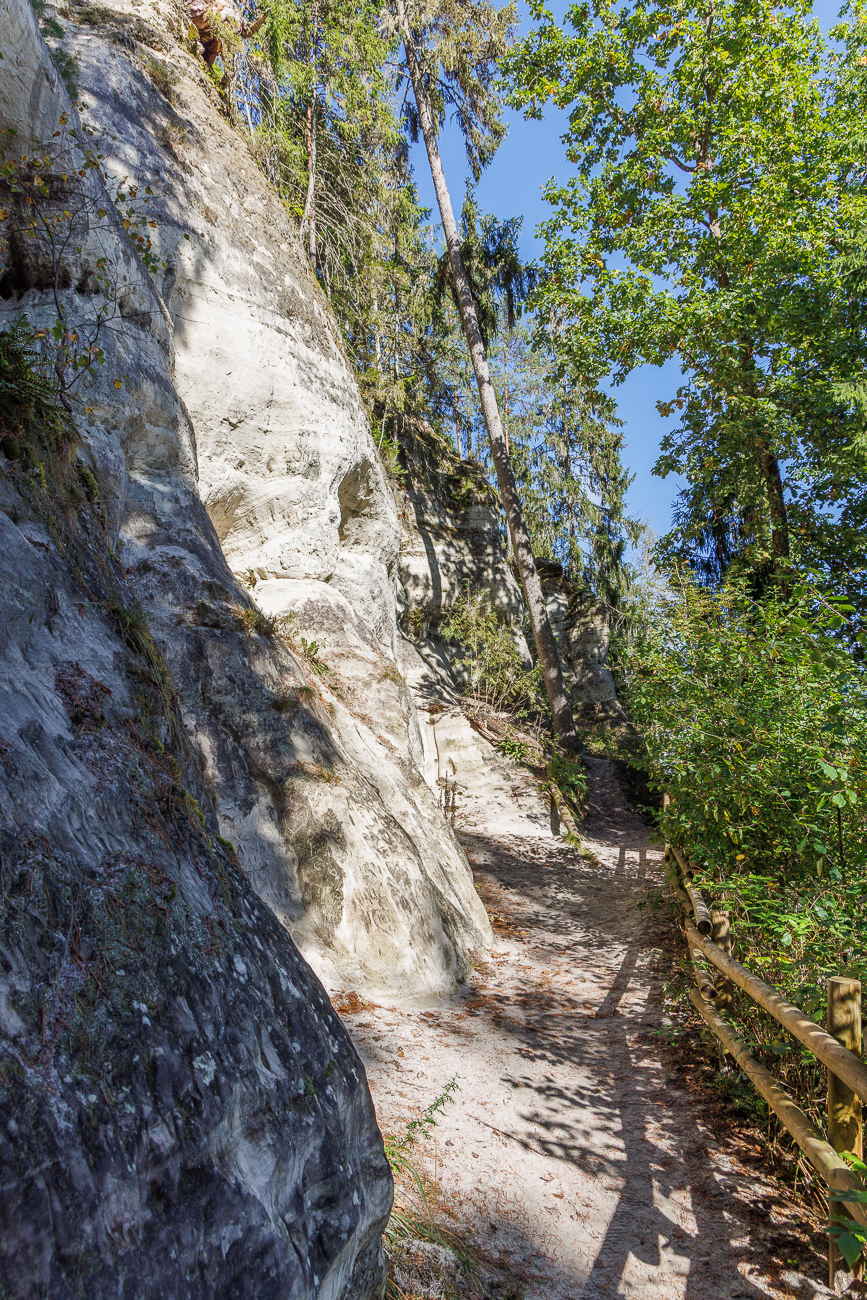 Unser Weg zwischen Fels und Böschung