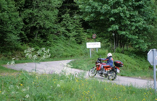 Beginn eines 17 Kilometer langen Waldsträßchens