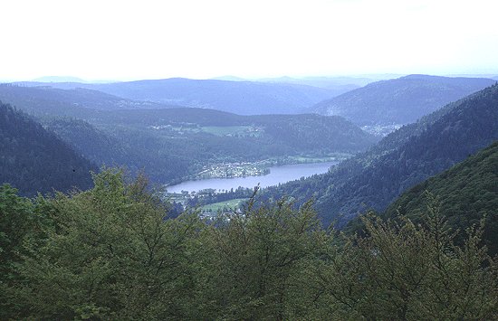 Blick von der Route des Crêtes zu unserem Campingplatz hinunter