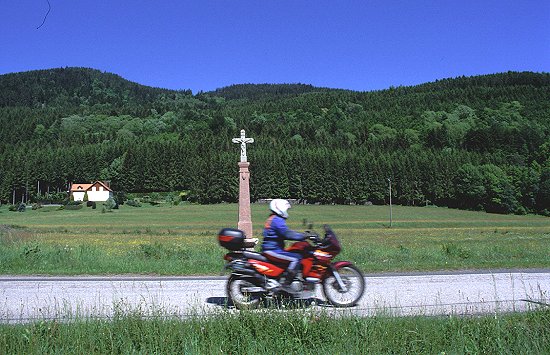 Wegekreuz am Straßenrand