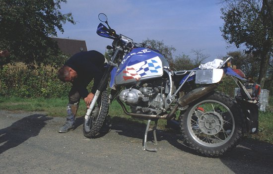BMW-Michael-2 mit Plattfuß am Vorderrad