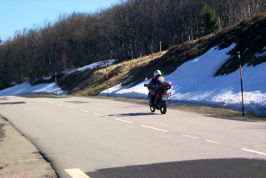 Auf den Höhenzügen liegt noch Schnee