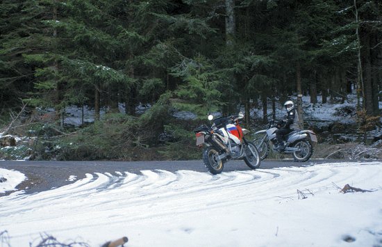 Je höher wir fahren, desto mehr Schnee legt sich uns in den Weg