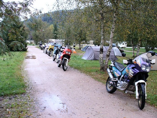 Die anderen Maschinen harren brav im Regen aus