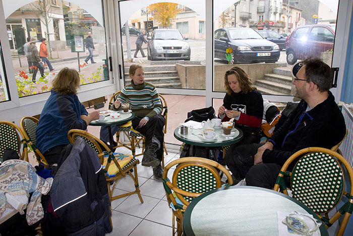 Kaffee und heiße Schokolade im Wintergarten