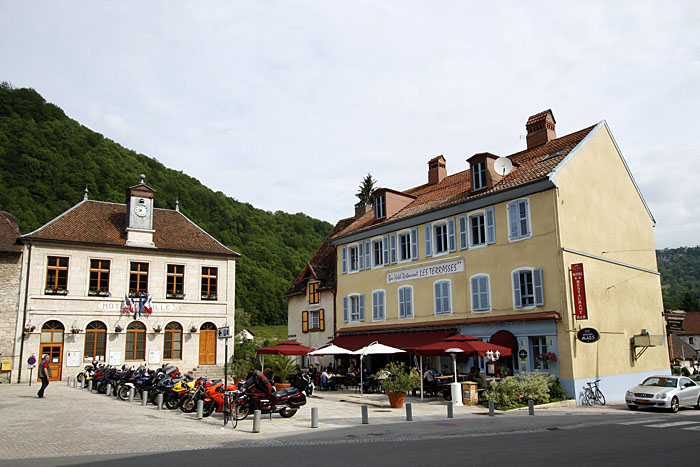 Vor der Heimfahrt: Frühstück am Marktplatz von St. Hippolyte