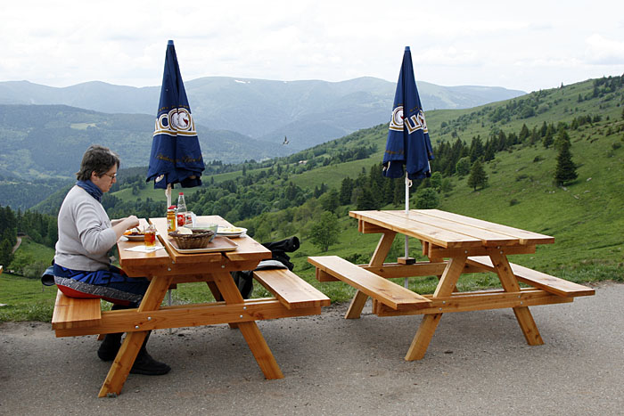 Spätes Mittagessen in einer Ferme Auberge am Petit Ballon