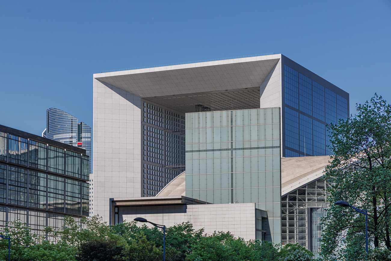 Durch die Mitte von La D&eacute;fense verl&auml;uft eine 250 Meter breite Fu&szlig;g&auml;ngerzone. Sie ist die Fortsetzung der Achse Jardin des Tuleri&eacute;s und Avenue des Champs-Elys&eacute;es und endet an der Grande Arche, die auf dieser Achse wie ein moderner Spiegel des Triumphbogens wirkt
